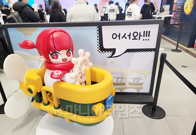 던파 팝업 스토어 '스노우메이지 인 강남' 1층에서 들어가자마 볼 수 있는 '스노우메이지' 조형물. 사진 : 이동근 기자