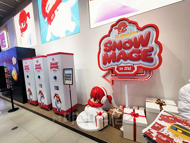 던파 팝업 스토어 '스노우메이지 인 강남' 1층에서 만날 수 있는 '2025 새해 소망 카드'가 눈길을 끈다. 사진 : 이동근 기자