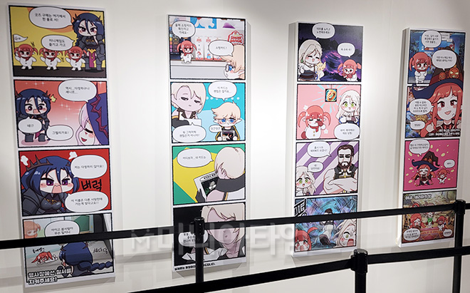 던파 팝업 스토어 '스노우메이지 인 강남' 2층으로 올라가면 벽에 붙어 있는 4컷 만화들. 사진 촬영 : 이동근 기자