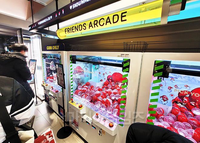 던파 팝업 스토어 '스노우메이지 인 강남' 2층에서 운영 중인 굿즈를 획득 가능한 크레인 게임. 사진 촬영 : 이동근 기자