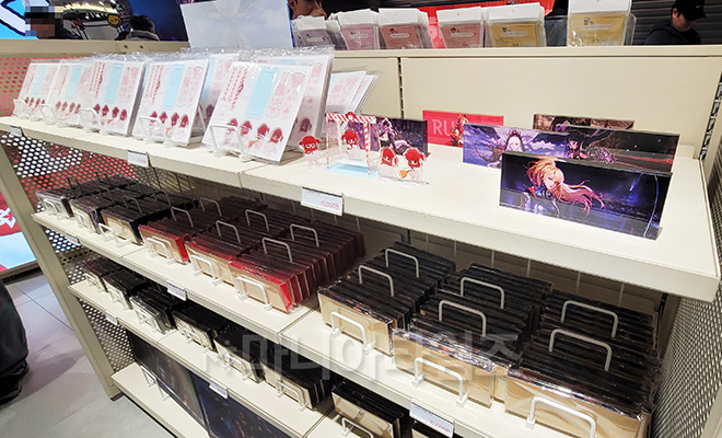 던파 팝업 스토어 '스노우메이지 인 강남' 2층에서 판매중인 굿즈들. 사진 촬영 : 이동근 기자