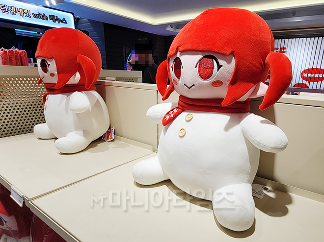 던파 팝업 스토어 '스노우메이지 인 강남' 2층에서 판매중인 굿즈들. 사진 촬영 : 이동근 기자