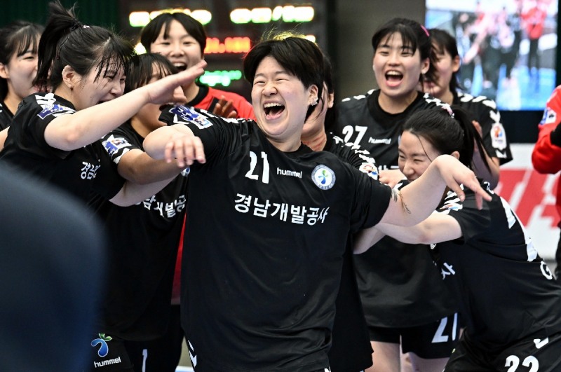 경남개발공사 유혜정 선수가 동료들과 웃고 있다. / 사진제공=한국핸드볼연맹