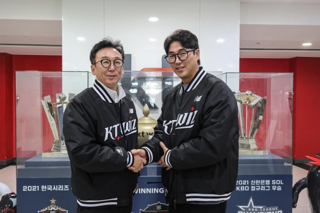 원소속팀 kt wiz와 FA 계약한 우규민