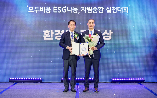 이병화 환경부 차관(좌), 우욱현 신협중앙회 관리이사