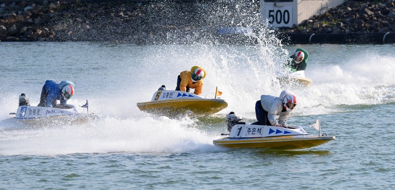 미사리 경정장에서 열린 경정 경주에서 선수들이 턴 마크를 돌며 경합을 벌이고 있다.