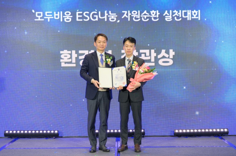 수상사진_(좌)환경부 이병화 차관, (우)한국마사회 전진홍 경영지원처장