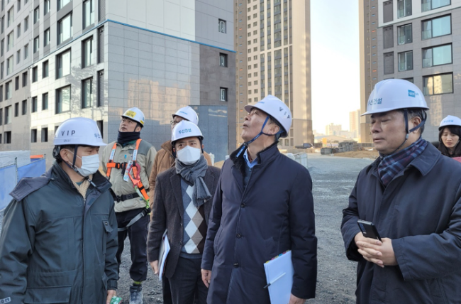 미추홀구 김을수부구정장이 현장 점검을 하고 있다. (제공=인천미추홀구청)