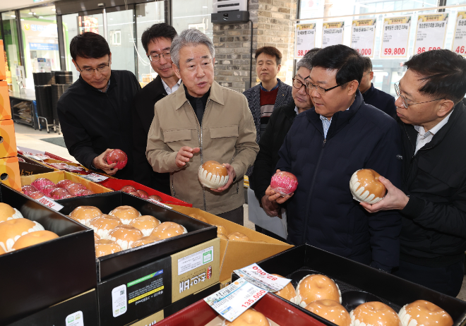 강호동 농협중앙회장(왼쪽 3번째)과 백호 영등포농협 조합장(왼쪽 5번째) 등 관계자들이 모여 농축산물 수급상황을 점검하고 있다. ⓒ농협중앙회