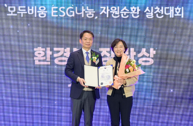 이날 행사에 참석한 이병화 환경부 차관(사진 왼쪽), 이은하 신한금융 SDGs 기획팀장이 기념촬영을 하고 있다.ⓒ신한금융그룹