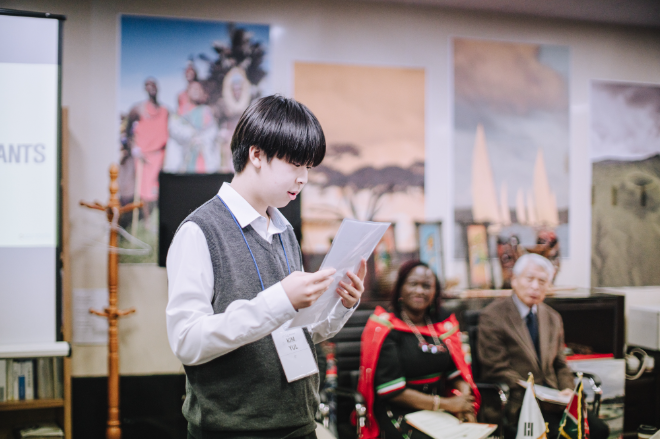 사단법인 에스디지유스는 지난 18일 케냐 대사관에서 제1기 에스디지유스 리더스 클럽(이하 제1기 리더스 클럽) 발대식과 글로벌 평화 마라톤 출정식을 가졌다고 20일 밝혔다. 사진은 지난 18일 주한 케냐대사관에서 열린 제1기 에스디지유스 리더스 클럽 발대식에서 제1기 단원인 김율 군이 자기소개를 하고 있는 모습. (사진 = 사단법인 에스디지유스 제공)