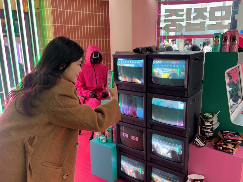 GS25가 넷플릭스 인기 드라마 <오징어게임>과의 협업 상품으로 큰 성과를 거둔 것으로 나타났다. (GS25 제공)
