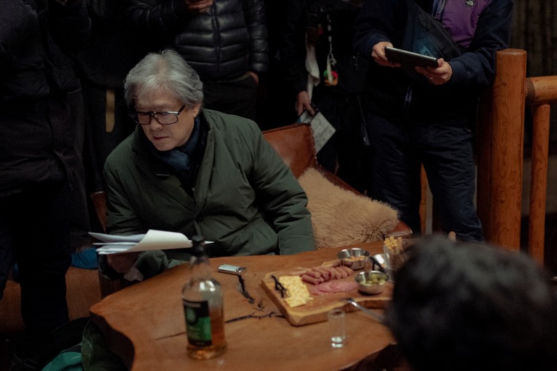‘이병헌X손예진’의 첫 만남…박찬욱 감독 신작 ‘어쩔수가없다’ 5개월간의 촬영 마치고 크랭크업