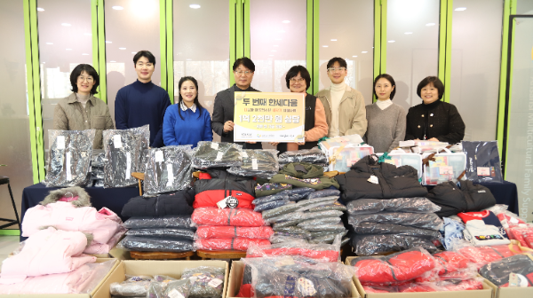김충덕 한세실업 경영지원본부장(상무)이 17일 지파운데이션과 함께 안산글로벌다문화센터에 1억 2천만원 상당의 성금 및 물품을 전달하고 있다. / 사진제공 = 한세실업