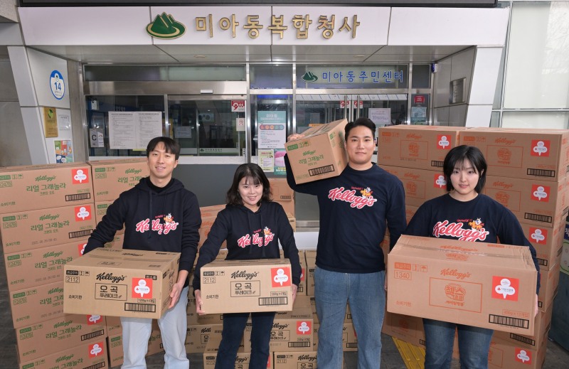 강북구 미아동 주민센터에서 농심켈로그 직원들이 기념 촬영을 하고 있다.
