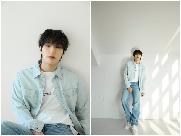 90년대 감성의 스트레이트핏 미드블루 데님과 오버핏 라이트블루 빈티지 워시 데님 셔츠 (캘빈클라인 제공)