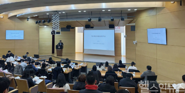 김우주 고려대의대 감염내과 교수가 백신 개발과 예방접종의 역사 강의를 진행하고 있다. (고대의대 제공)