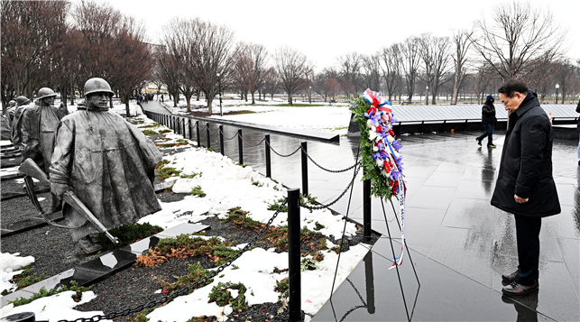 유정복 인천광역시장 19일(현지시간) 미국 워싱턴 한국전 참전용사 기념비를 참배하고 있다. (제공=인천광역시청)