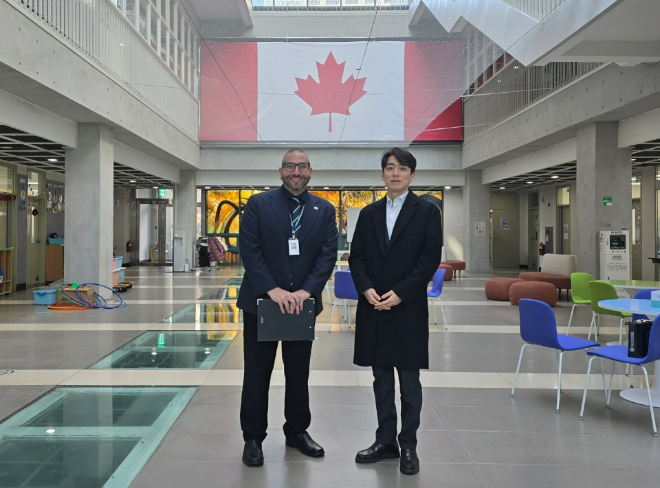 칼빈매니토바국제학교 조쉬 버클 교장과 박민협 연수구의원이 기념촬영을 하고 있다.
