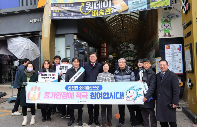 이영훈 미추홀구청장이 관내 전통시장을 방문하여 물가안정 캠페인을 벌이고 있다. (제공=인천미추홀구청)