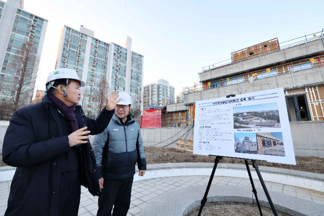 김찬진 인천동구청장이 관내 건섫현장을 방문하여 지도점검 하고있다. (제공=인천동구청)