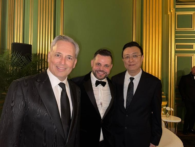 <블룸테크놀로지 이상윤 대표가 트럼프 미국 대통령 취임식에 참석해 트럼프 2기 행정부 주요인사 및 블록체인 관계자들과 만남을 이어갔다. 사진 왼쪽부터 트럼프 행정부 AI·암호화폐 차르 데이비드 올리버 삭스(David Oliver Sacks), 크레타 VP 에반 클라센(Evan Classen), 블룸테크놀로지 이상윤 대표>