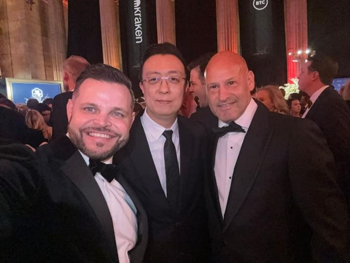 <지난 17일 워싱턴에서 크레타 VP 에반 클라센, 블룸테크놀로지 이상윤 대표, 컨센시스 설립자 조셉 루빈이 기념사진을 촬영하고 있다. >