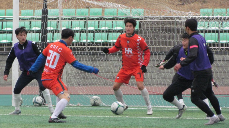 작년 12월 20일 양평종합운동장에서 열린 양평FC와의 경기에서 중앙 공격수 엄하은 선수(7)는 상대 골대 앞에서 수비수들의 견제를 받으면서도 집중력을 유지하고 있다./사진=HR그룹 미디어 팀