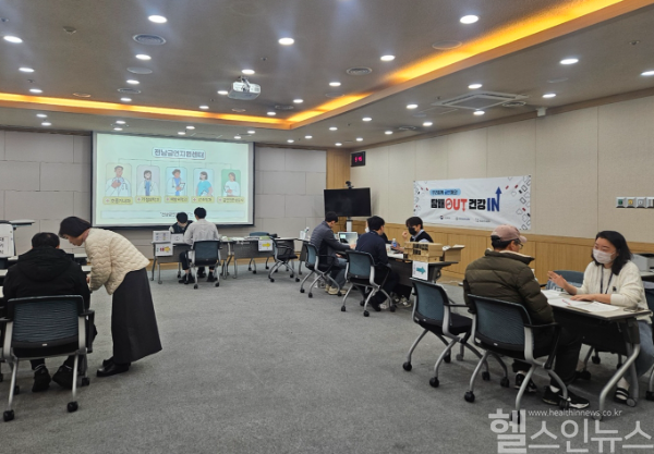 전남금연지원센터가 화순전남대병원 임직원을 대상으로 생활터 금연환경 조성 서비스 1차 심화 프로그램을 진행하고 있다.