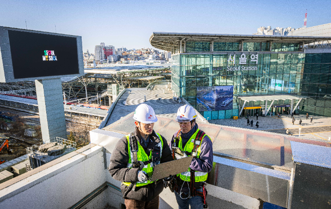 SK텔레콤(SKT)은 올해 설 연휴를 앞두고 안정적인 서비스를 제공하기 위한 이동통신 품질 집중 관리에 돌입한다고 21일 밝혔다. 사진은 SKT와 SK오앤에스 엔지니어가 서울역 인근에서 통신장비를 점검하는 모습. (사진 = SKT 제공)