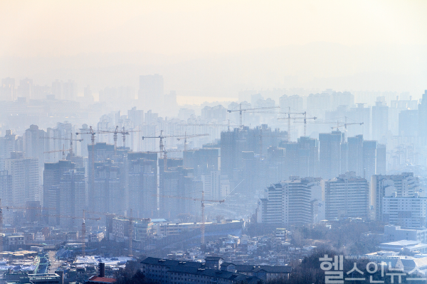 벌써부터 미세먼지가 기승을 부리며 건강 관리에 빨간 비상등이 켜졌다. 미세먼지로부터 건강을 지키는 방법에 대해 숙지가 필요하다. (클립아트코리아)