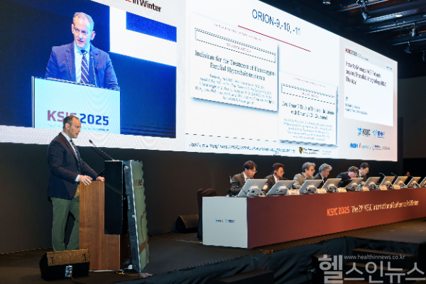 미국 웨이크 포레스트 병원 마이클 D. 샤피로(Michael D. Shapiro) 교수가 대한심혈관중재학회 국제학술대회(KSIC 2025) 런천 심포지엄에서 발표를 맡았다. (한국노바티스 제공)