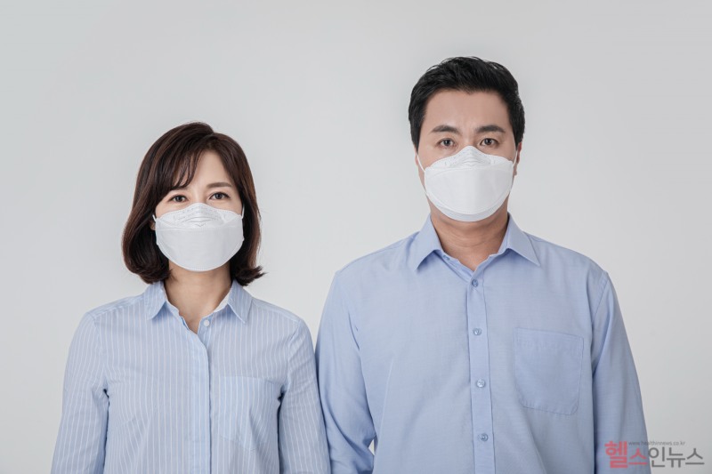 보이지 않는다고, 잠깐 외출한다고 해서 마스크를 착용하지 않는 사람들이 많다. 건강을 위해서는 실내에서부터 틈이 없도록 꼼꼼하게 마스크를 착용하고 외출해야 한다. (클립아트코리아)