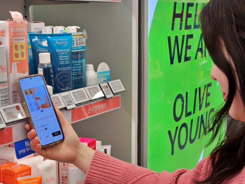 CJ올리브영은 '전자라벨-NFC 기반 상품 탐색 서비스'를 도입했다. (CJ올리브영 제공)