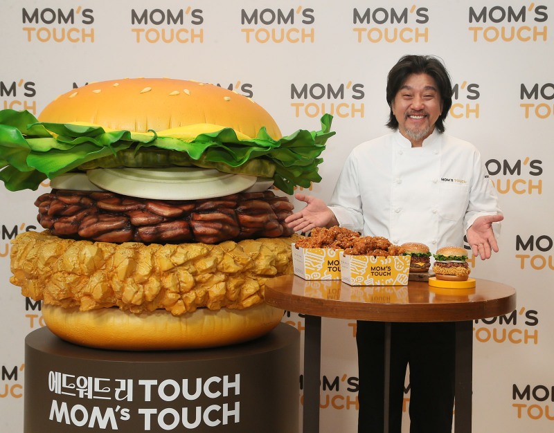 맘스터치가 유명 셰프 에드워드 리와 손잡고 새로운 메뉴 라인업을 선보인다. (맘스터치 제공)
