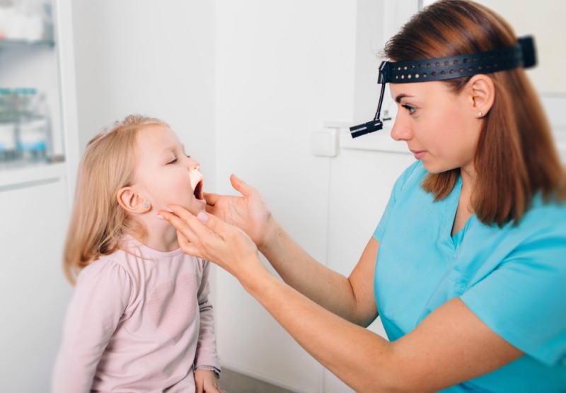 면역력이 떨어지는 겨울철, 아이가 밥을 잘 먹지 않거나 침을 자주 흘린다면 '편도선염'을 의심해야 한다. 조기에 치료하지 않으면 만성 편도선염으로 이어져 더 큰 질환으로 이어질 수 있다. 손 씻기, 기침 예절 등 개인위생을 철저히 지켜 편도선염을 예방하자. (클립아트코리아 제공)