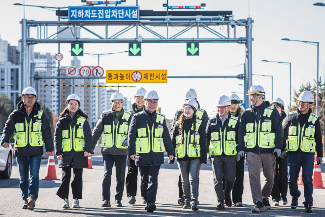 인천시설공단 직원들과 함께 걷고있는 김종필 이사장 모습