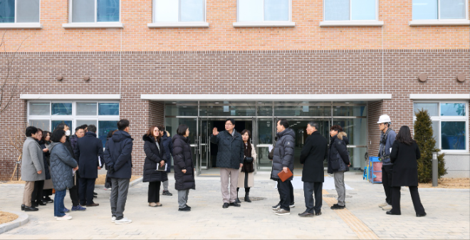 도성훈 교육감이 신설 은송중학교를 방문하여 개교 준비 상황을 점검 하고 있다. (제공=인천광역시교육청)
