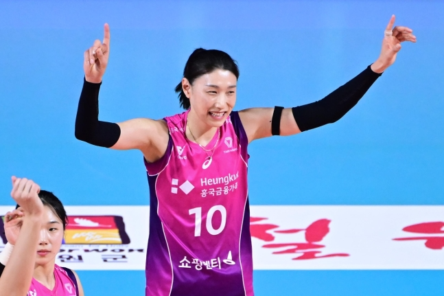 득점 후 팔을 벌려 기뻐하는 흥국생명의 김연경