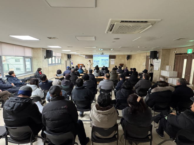지난 21일 청천2동 행정복지센터에서 2025년 지적재조사사업 추진을 위한 주민설명회를 진행하고 있다.