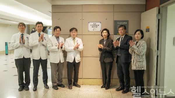 지영미 청장, 우수 감염병병원체 확인기관 시범지정 현판식 사진 (질병관리청 제공)