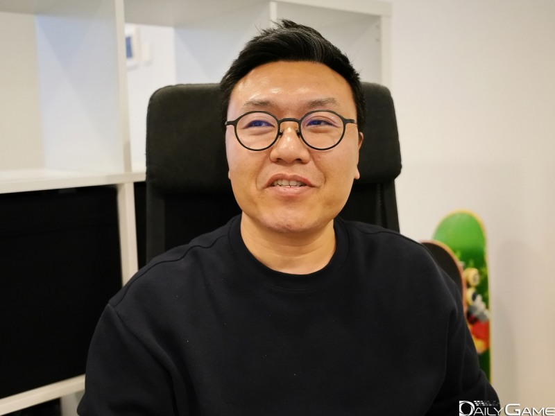 가볍게 즐기면서 뜨겁게 불타는 게임을 선보이고 싶다고 이야기하는 심진식 대표.