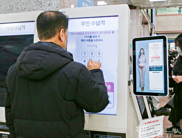 병원 내원객이 ‘AI 메타휴먼 안내 키오스크’를 사용하고 있는 모습 (한림대성심병원 제공)