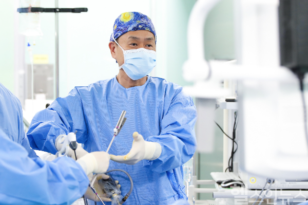 비뇨의학과 배재현 교수가 방광질루 공기주입술을 시행하고 있다. (고대안산병원 제공)