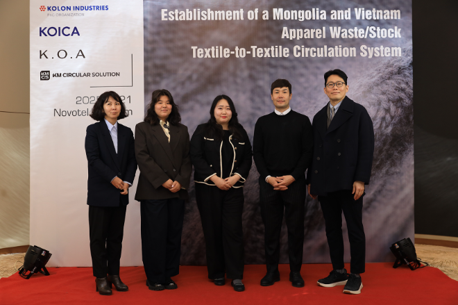 (왼쪽부터) Bayar M. 몽골과학기술대학교 경공업엔지니어링 학부장, Nomin B. 몽골울캐시미어협회 대외협력본부장, 서현재 코이카 몽골사무소 부소장, Batzul Sh. 쇼피 CEO, 유동주 코오롱FnC ESG 임팩트 PU 상무 겸 케이오에이 대표 (코오롱FnC 제공)