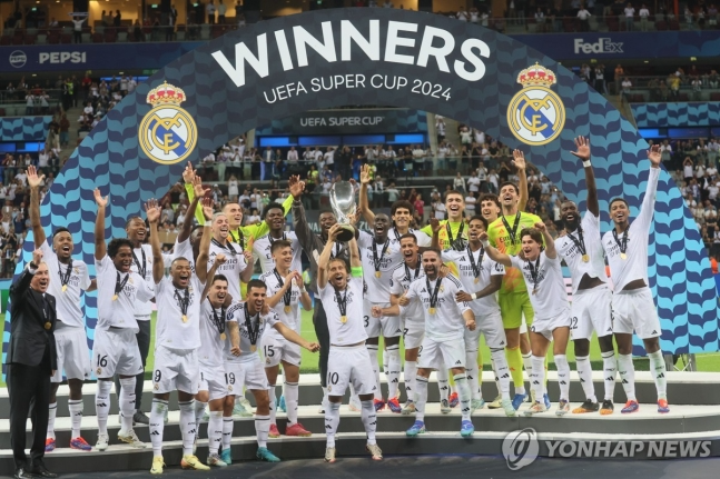 2024년 8월 열린 UEFA 슈퍼컵에서 우승한 레알 마드리드 선수들의 세리머니 모습.