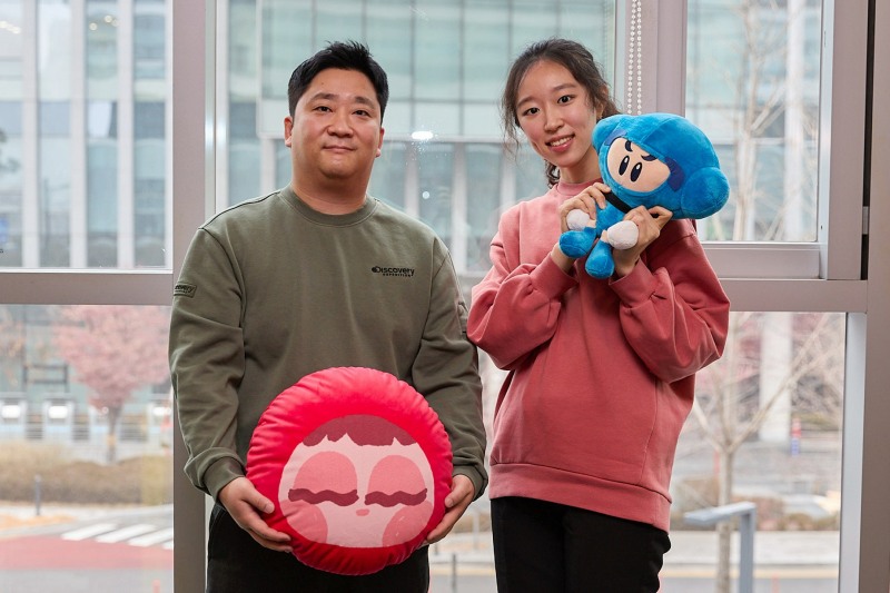 왼쪽부터 넥슨 '크레이지 아케이드' 박찬현 기획팀장과 안유주 사원(제공=넥슨).