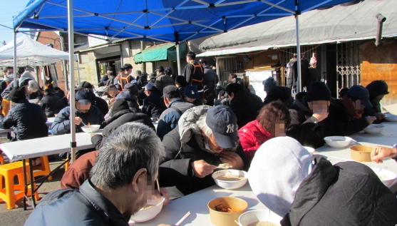 HR그룹 직원들은 영등포 쪽방마을에서 지역사회의 어려운 이웃들에게 따뜻한 떡국을 대접하며 실질적인 도움을 전하는 의미 있는 나눔 행사를 진행했다./사진=미디어아워 미디어팀
