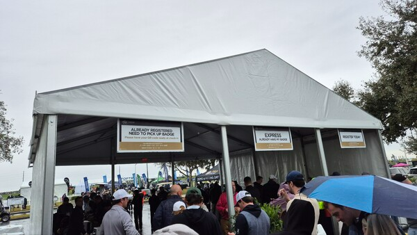 사전에 등록한 정보를 토대로 받은 승인 QR코드를 제시하면 출입 배지를 준다. 사진_류시환