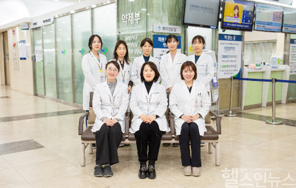 제2회 전문약사 자격시험 합격자들이 한자리에 모여 약제부 앞에서 기념촬영을 하고 있다. (부산대병원 제공)